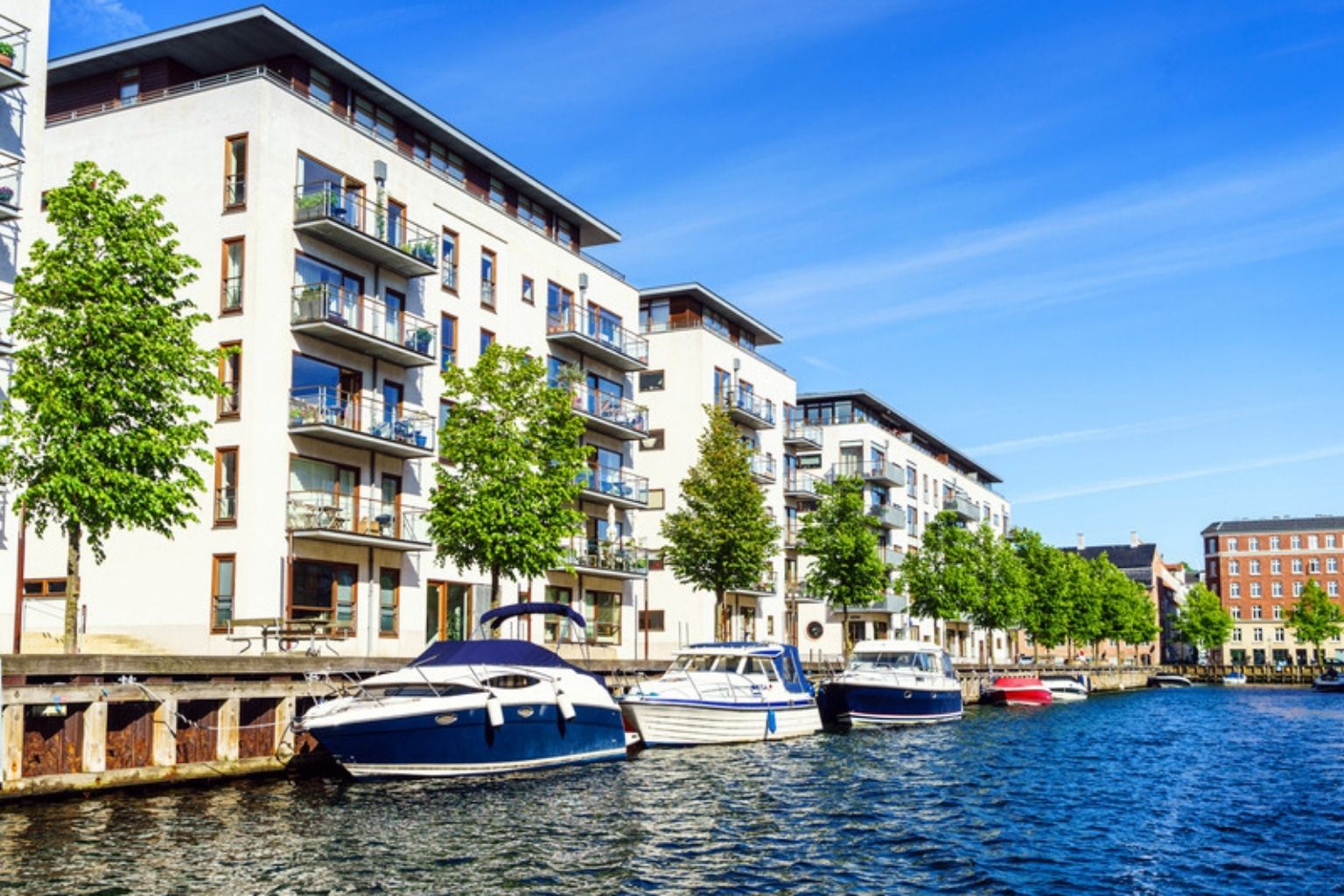 Nye lejligheder ved havnen med både i forgrunden