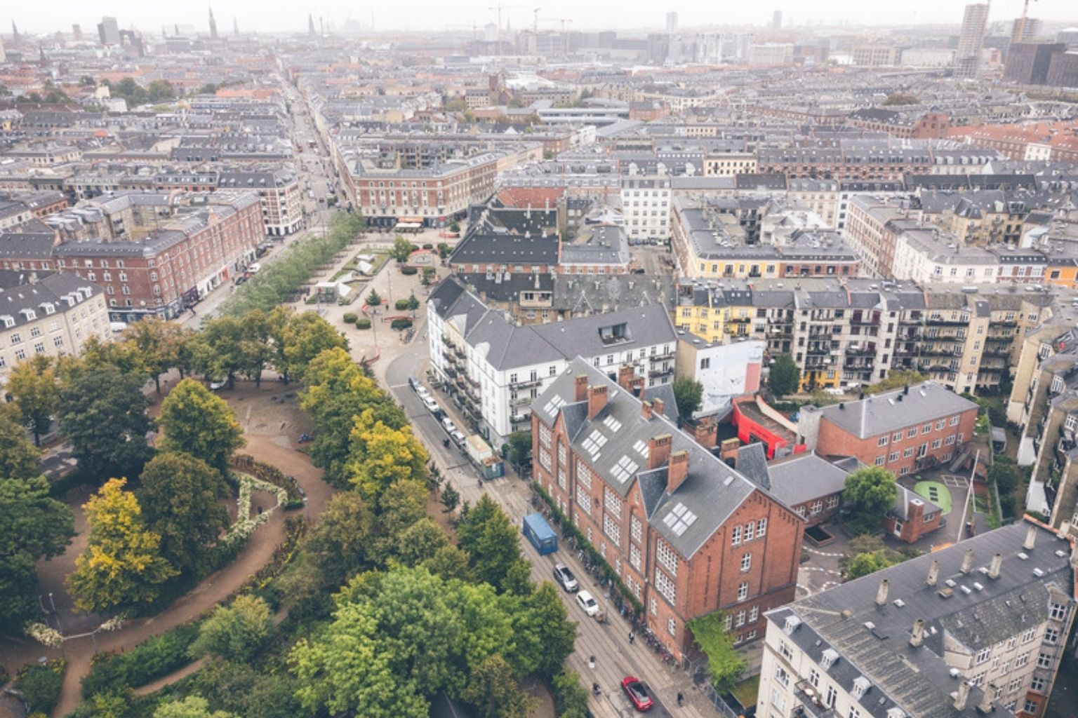 Luftfoto af etageejendomme og gader på Vesterbro