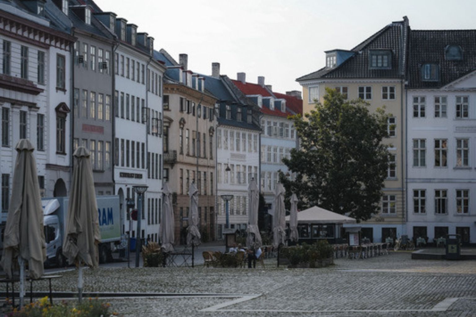 Ældre farvede huse ved et brostensbelagt torv i København