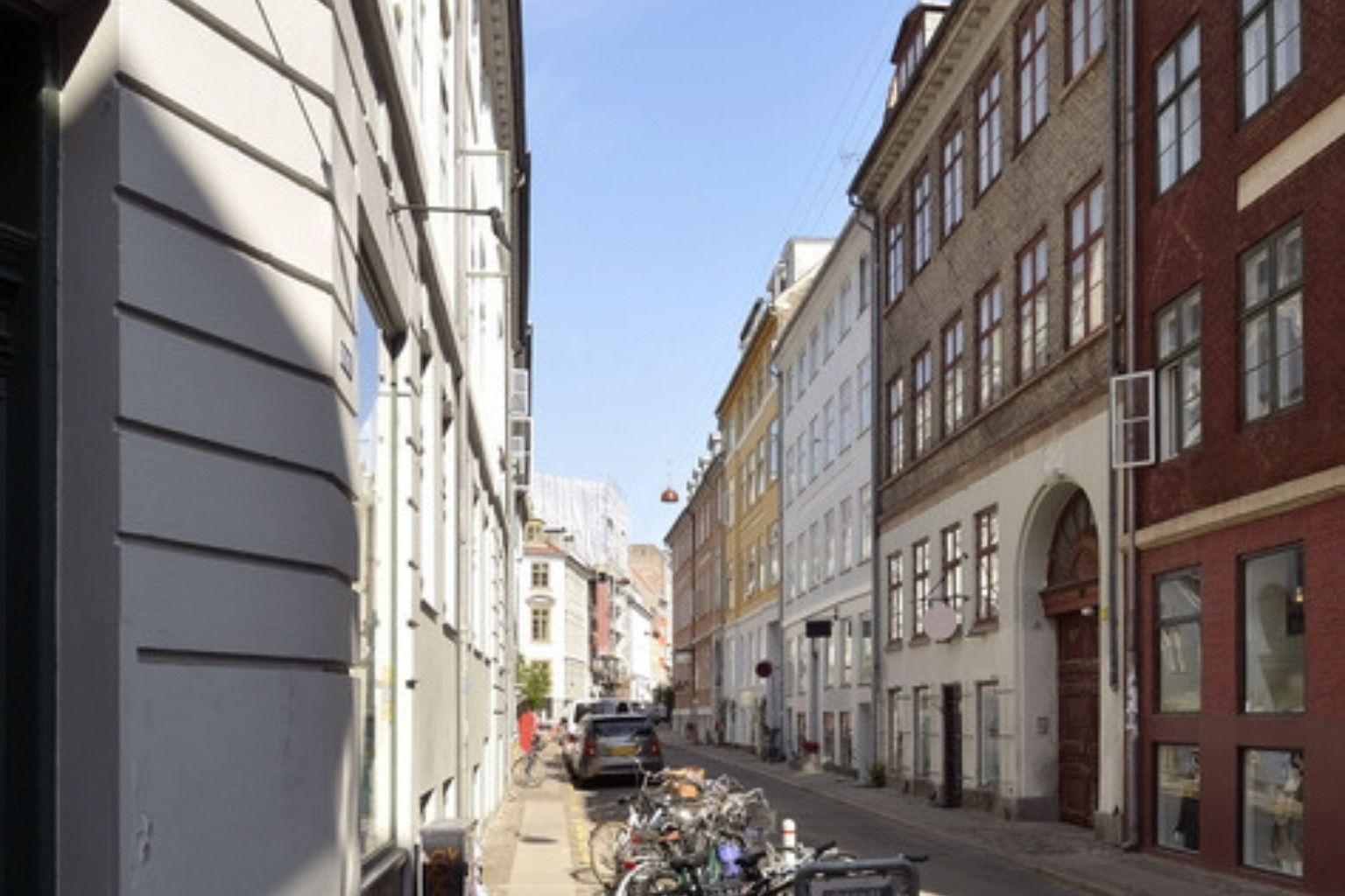 Gammel brostensgade med ældre huse i København