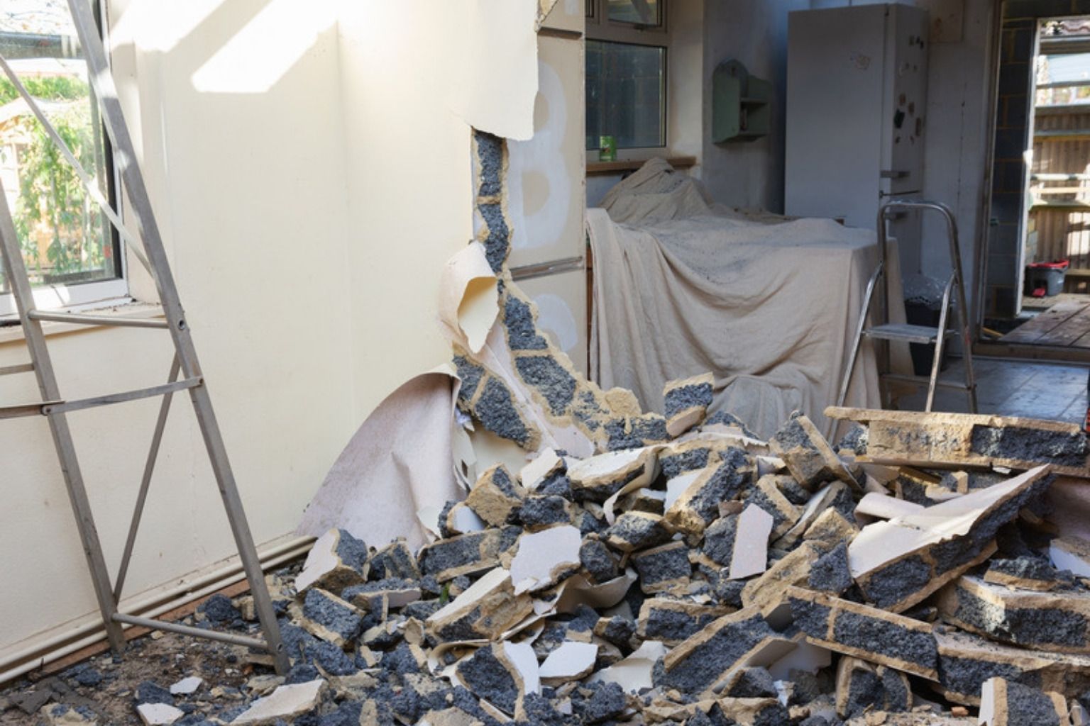 Væg under nedrivning i forbindelse med en renovering