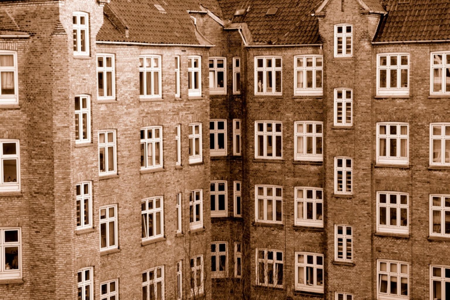 Facade på en ældre etageejendom i København