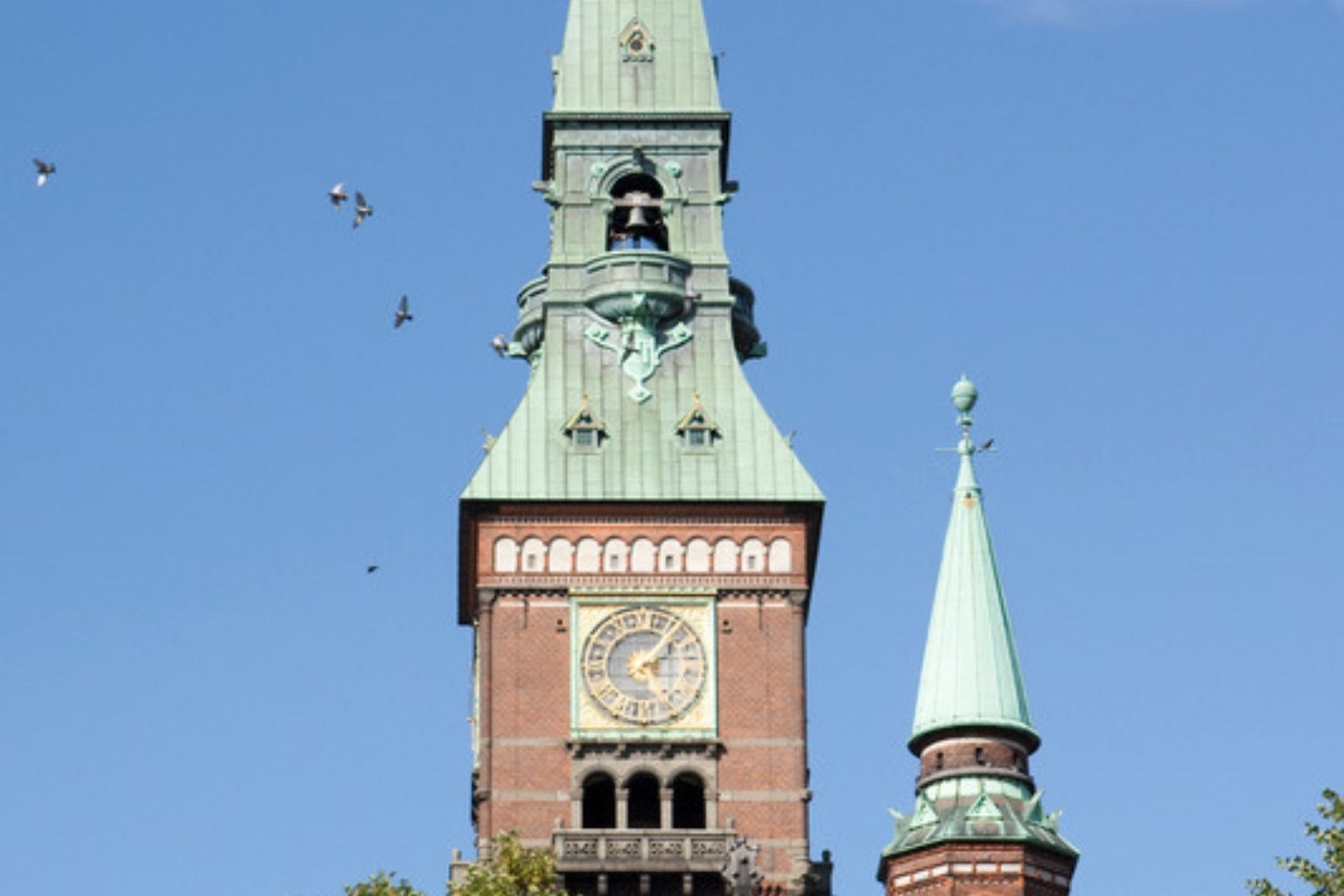 Tårnet på Københavns Rådhus mod blå himmel